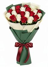 Букет Микс из красных и белых роз в Партените