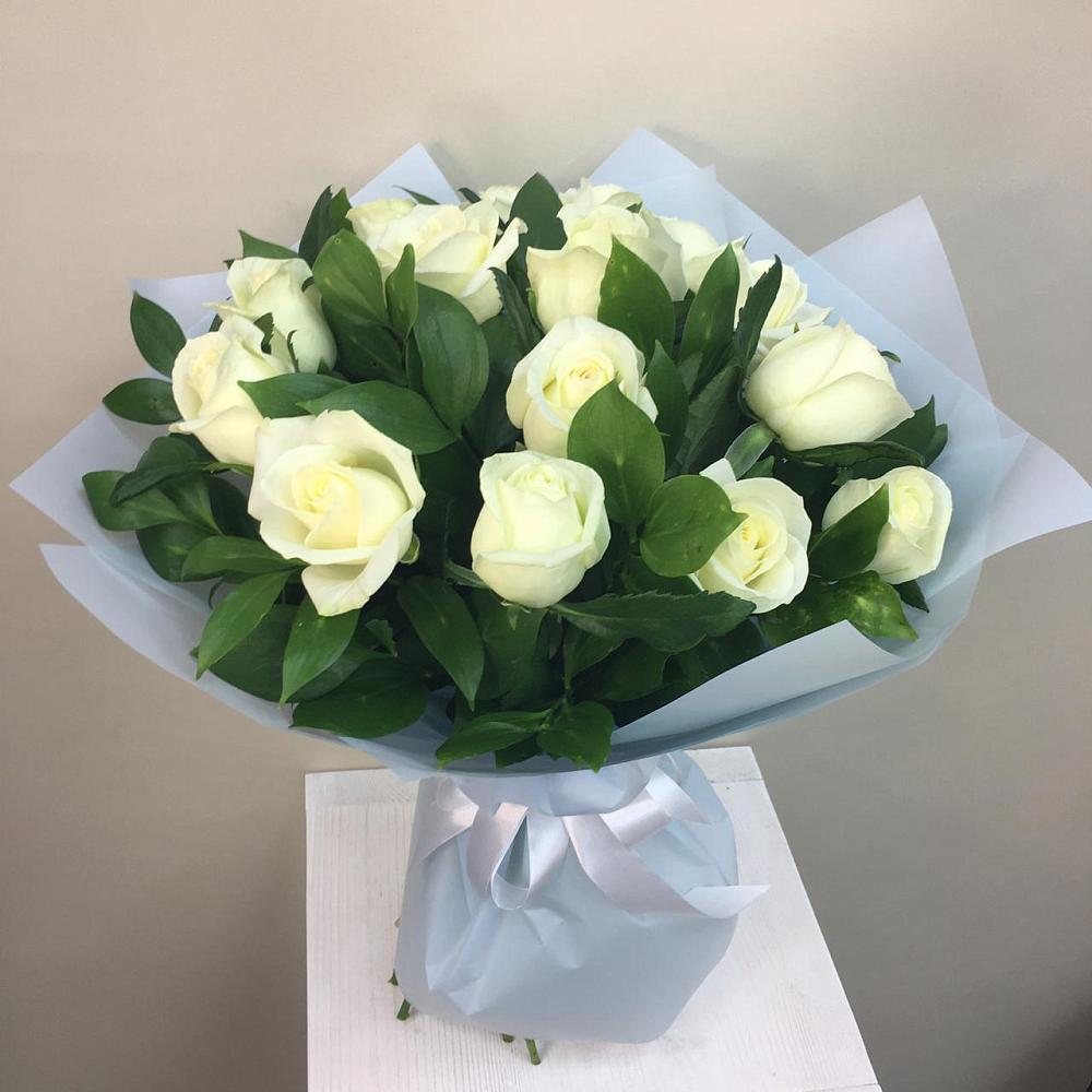 Букет 15 Белых роз Проуд в Партените