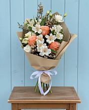 Букет цветов из:  Альстромерии, Лизиантусы, Розы и Хризантемы в Партените