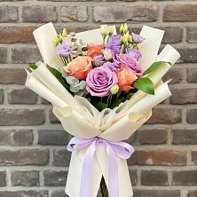 Букет цветов из:  Лизиантусы и Розы в Партените