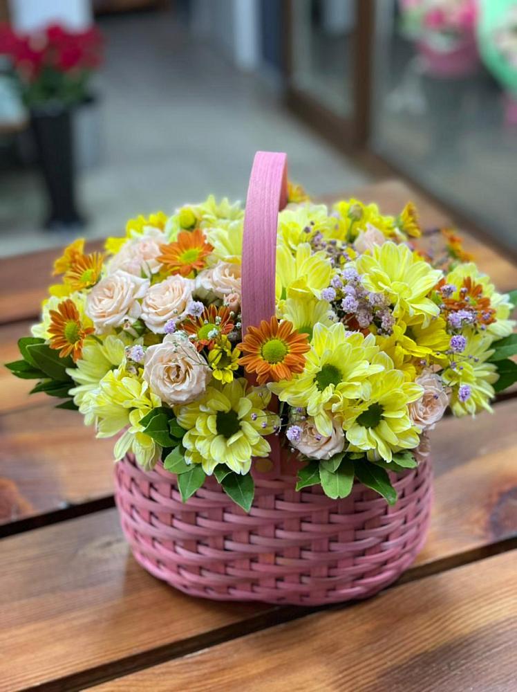 Цветочная композиция из Хризантемы и Розы в корзине в Партените