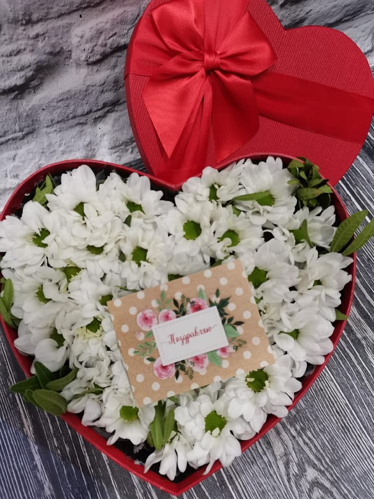 Цветочная композиция из Хризантемы в виде сердца в Партените