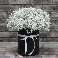 Цветочная композиция из Гипсофила в шляпной коробке в Партените