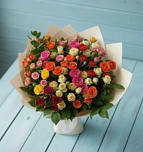 Букет Микс из разноцветных кустовых роз в Партените